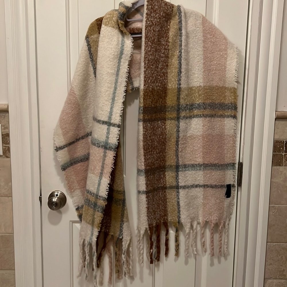 Steve Madden- super soft chunky scarf